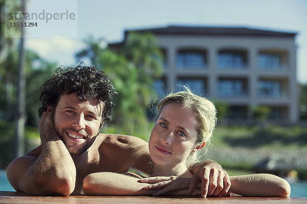 Paar Entspannung am Pool  Portrait