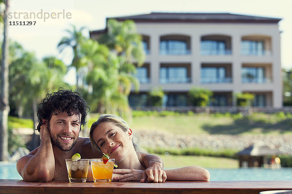 Paar Entspannung mit Cocktails im Resort Pool