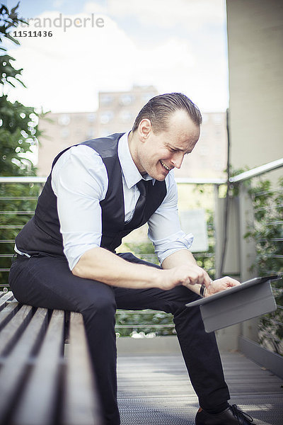 Geschäftsmann mit digitalem Tablett im Außenbereich