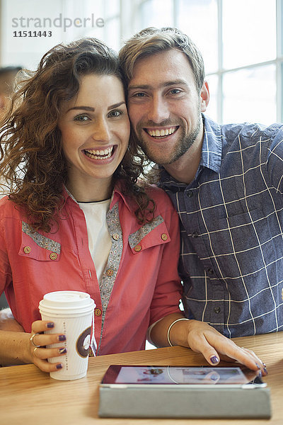 Paar mit digitalem Tablett im Cafe  Portrait
