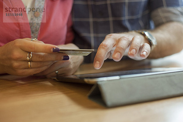 Paar-Shopping online mit digitalem Tablett  beschnitten