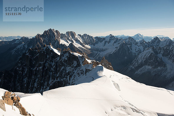 Schneebedeckte Berglandschaft