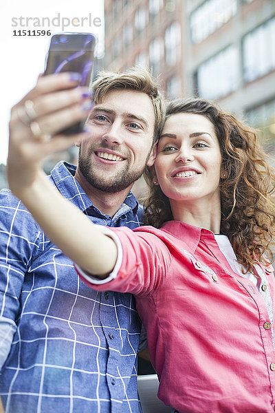Ein Paar nimmt einen Selfie mit nach draußen.