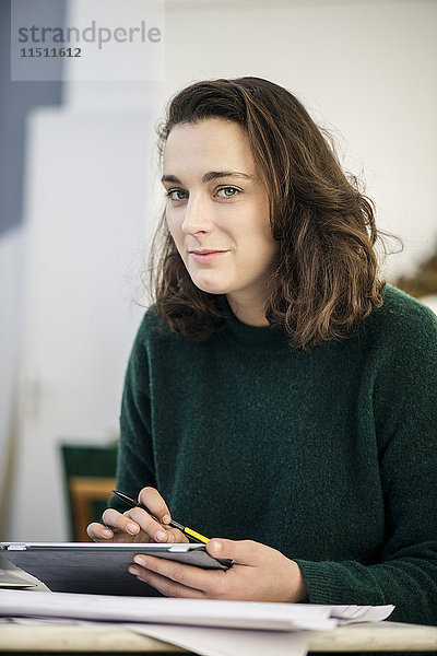 Frau mit digitalem Tablett  Portrait