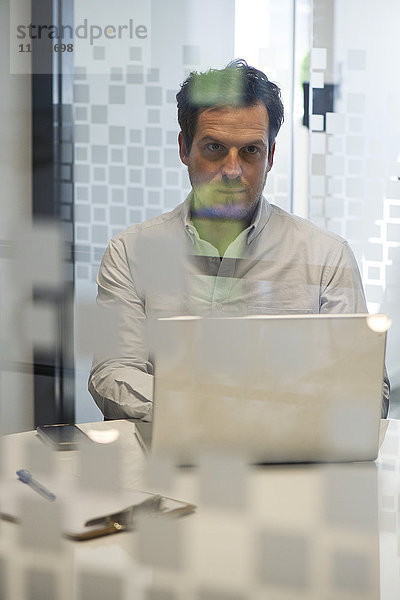 Mann im Büro mit Laptop-Computer
