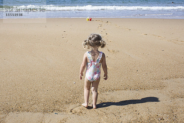 Kleines Mädchen am Strand  Rückansicht