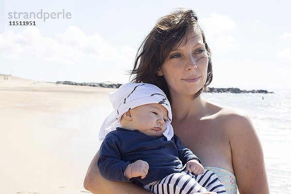 Mutter mit Baby am Strand