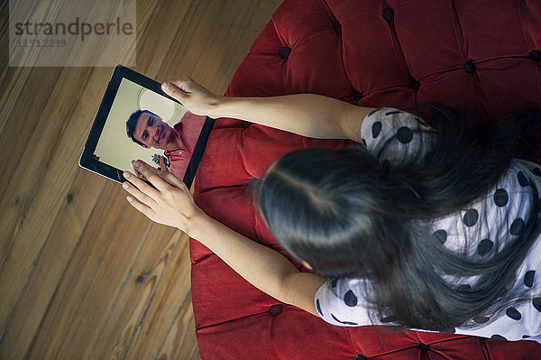 Frau Videokonferenz mit Freund auf digitalem Tablett