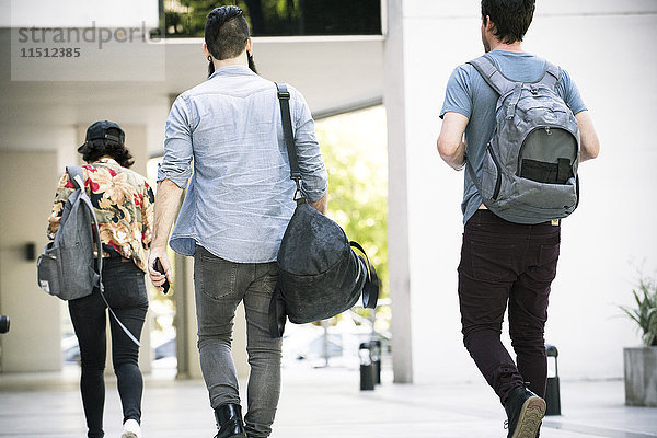 Studenten zu Fuß auf dem Campus  Rückansicht