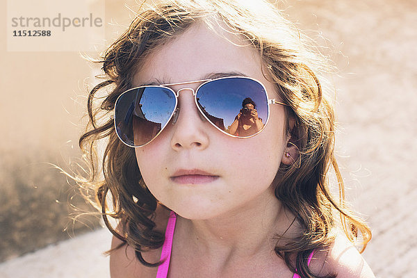 Mädchen mit modischer Sonnenbrille  Portrait