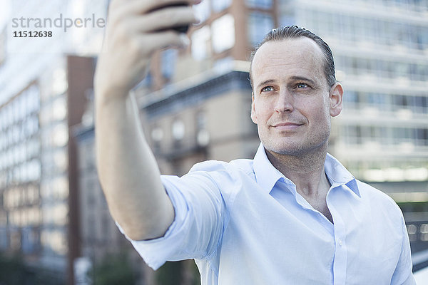 Mann posiert für einen Selfie