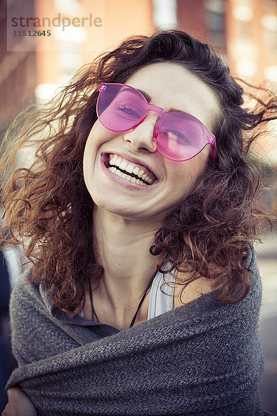 Frau mit rosa Sonnenbrille  lachend  Portrait