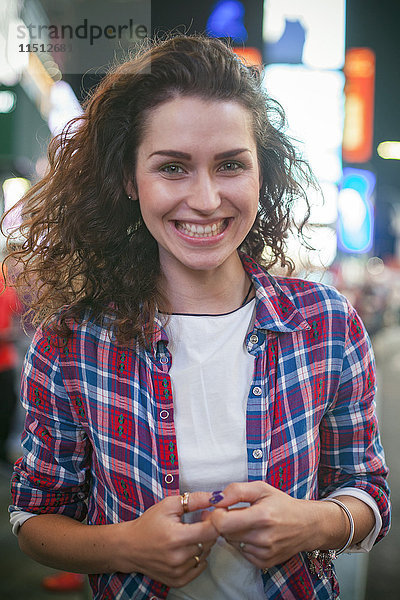 Junge Frau am Times Square  New York City  New York  USA