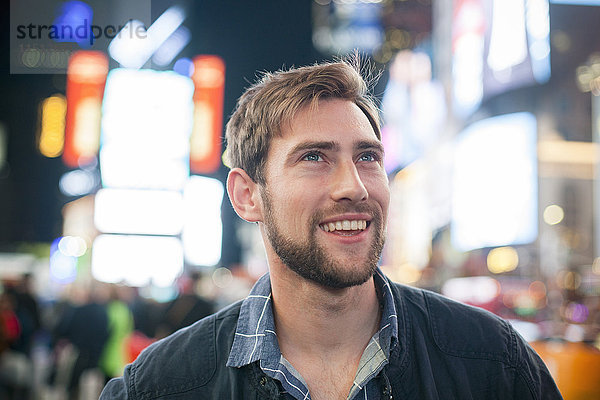 Junger Mann überrascht von seiner Umgebung  Times Square  New York City  New York  USA