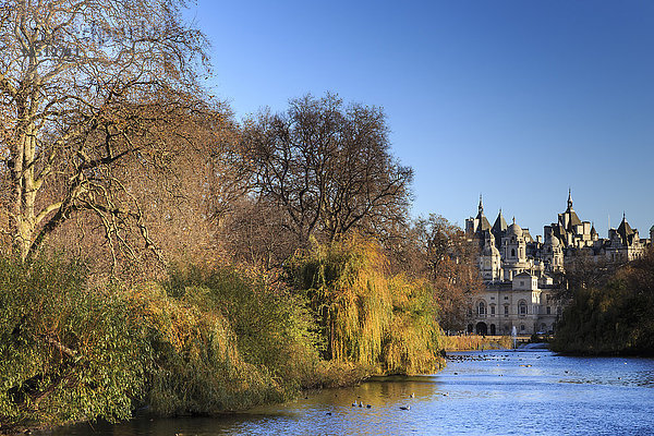 St. James's Park  mit Blick über den See auf Horse Guards  sonniger Spätherbst  Whitehall  London  England  Vereinigtes Königreich  Europa