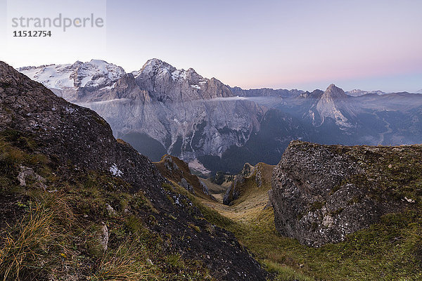 Blick auf die Marmolada-Bergkette in der Morgendämmerung  Cima Belvedere  Canazei  Fassatal  Trentino-Südtirol  Italien  Europa