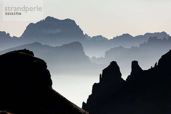 Nebel auf den Gipfeln der Dolomiten und des Monte Pelmo  gesehen vom Cima Belvedere in der Morgendämmerung  Fassatal  Trentino-Südtirol  Italien  Europa