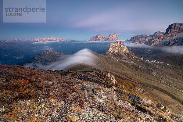 Blick auf Sass Beca und Langkofel in der Morgendämmerung vom Cima Belvedere  Canazei  Fassatal  Trentino-Südtirol  Italien  Europa