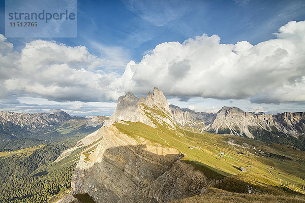 Blauer Himmel und Wolken auf den felsigen Gipfeln der Geislergruppe  gesehen von Seceda  Gröden  Trentino-Südtirol  Italien  Europa