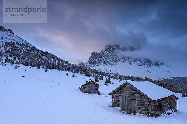 Rosa Wolken in der Morgendämmerung auf der Geisel und schneebedeckte Hütte  Malga Caseril  Pustertal  Südtirol  Dolomiten  Italien  Europa