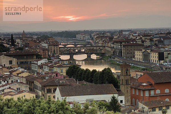 Blick auf den Arno und den Ponte Vecchio bei Sonnenuntergang vom Piazzale Michelangelo  Florenz  Toskana  Italien  Europa