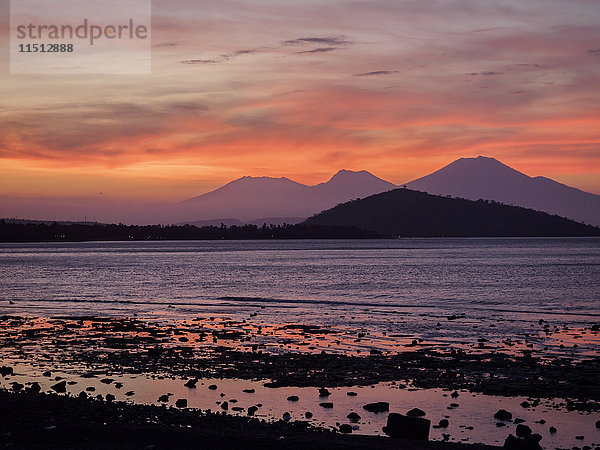 Sonnenuntergang  Blick von Bali nach Java  Indonesien  Südostasien  Asien