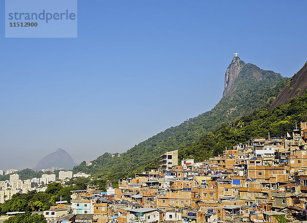 Blick auf die Favela Santa Marta mit Corcovado und der Christusstatue im Hintergrund  Rio de Janeiro  Brasilien  Südamerika