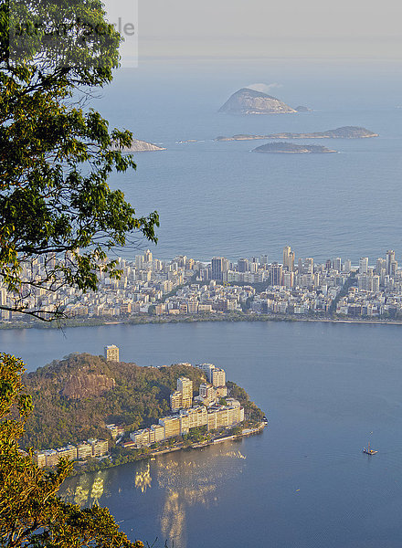 Erhöhter Blick auf die Lagune Rodrigo de Freitas  Corcovado  Rio de Janeiro  Brasilien  Südamerika