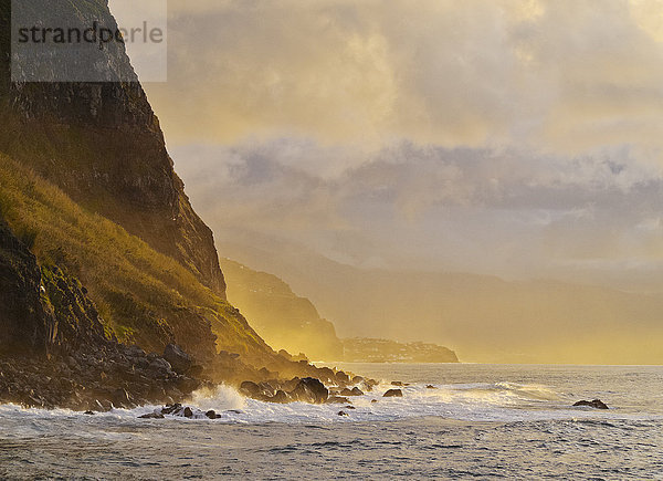 Blick auf die Klippen in der Nähe der Ponta de Sao Jorge  Madeira  Portugal  Atlantik  Europa