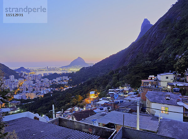 Dämmerungsansicht der Favela Santa Marta mit Corcovado und der Christusstatue im Hintergrund  Rio de Janeiro  Brasilien  Südamerika
