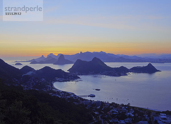 Sonnenuntergang über Rio de Janeiro  gesehen vom Parque da Cidade in Niteroi  Rio de Janeiro  Brasilien  Südamerika