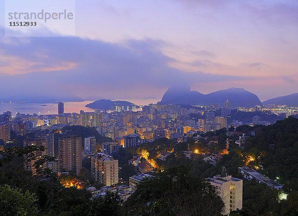 Blick in der Dämmerung über Laranjeiras auf den Zuckerhut  Pereira da Silva  Rio de Janeiro  Brasilien  Südamerika