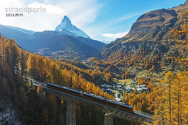 Das Matterhorn  4478m  Findelbachbrücke und der Glacier Express Gornergrat  Zermatt  Wallis  Schweizer Alpen  Schweiz  Europa