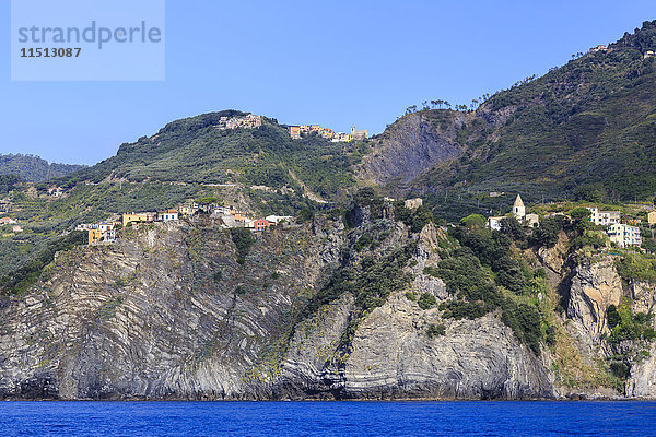 Bunte Häuser und Klippen auf felsigem Vorgebirge  Corniglia  Cinque Terre  UNESCO-Weltkulturerbe  Ligurische Riviera  Ligurien  Italien  Europa