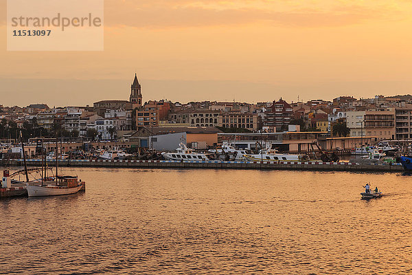 Fischerboote und Stadt bei Sonnenaufgang  Palamos  Costa Brava  Girona  Katalonien  Spanien  Europa