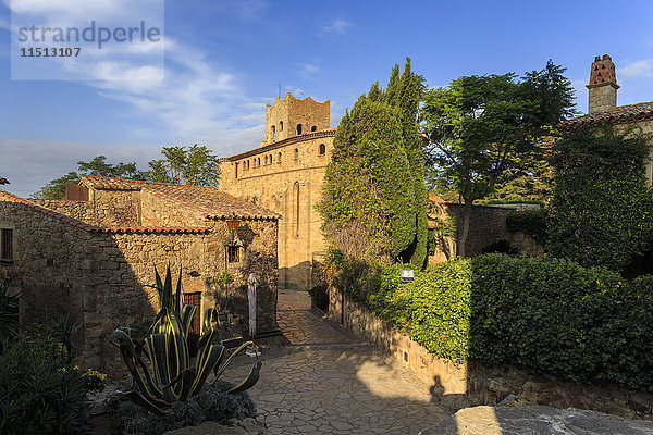 Kirche Sant Pere und Steinhäuser in einem wunderschönen mittelalterlichen Dorf auf einem Hügel  Pals  Baix Emporda  Girona  Katalonien  Spanien  Europa