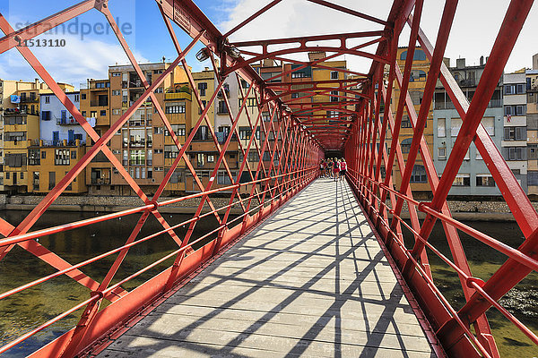 Brücke Palanques Vermelles  rote Brücke über den Fluss Onyar  von Gustav Eiffel  Stadt Girona  Provinz Girona  Katalonien  Spanien  Europa
