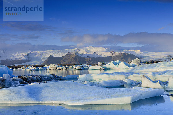 Eisberge im Gletschersee Jokulsarlon im Vatnajokull-Nationalpark im Südosten Islands  Polarregionen