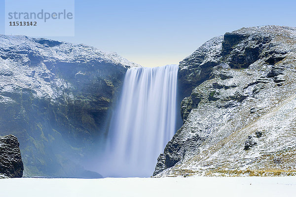Skogafoss Wasserfall im Schnee  Island  Polarregionen