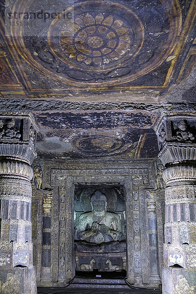 Buddha-Statue und Malerei in den Ajanta-Höhlen  UNESCO-Weltkulturerbe  Maharashtra  Indien  Asien
