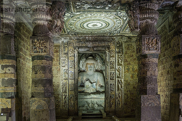 Buddha-Statue in den Ajanta-Höhlen  UNESCO-Weltkulturerbe  Maharashtra  Indien  Asien