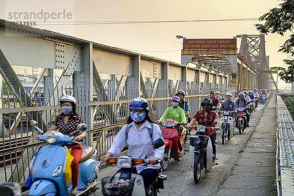 Motorradpendler auf einem Fußgängerweg auf einer Eisenbahnbrücke über den Roten Fluss in Hanoi  Vietnam  Indochina  Südostasien  Asien