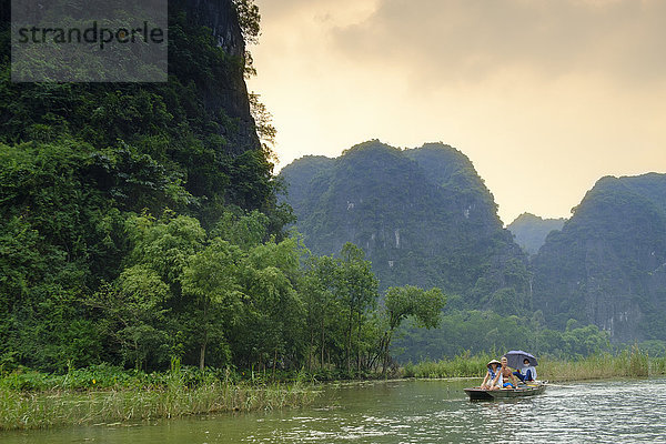 Boote in den Karstlandschaften von Tam Coc und Trang An im Gebiet des Roten Flusses  UNESCO-Welterbe  Ninh Binh  Vietnam  Indochina  Südostasien  Asien