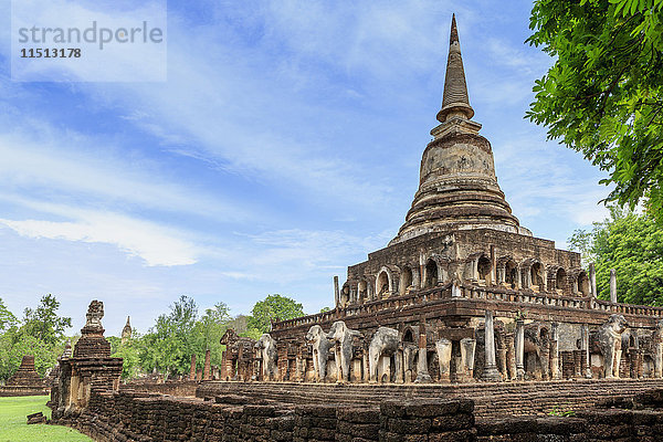 Tempel in Si Satchanalai mit Elefantenskulpturen  Sukhothai  UNESCO-Weltkulturerbe  Thailand  Südostasien  Asien