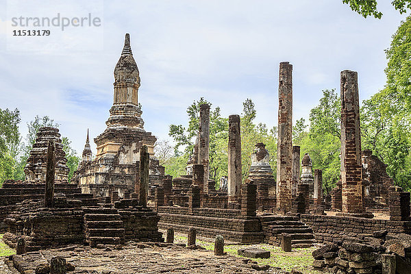 Buddhistischer Chedi (Stupa) und Tempel im Si Satchanalai Historical Park  Sukhothai  UNESCO-Weltkulturerbe  Thailand  Südostasien  Asien