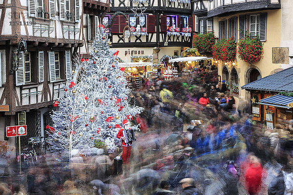 Weihnachtsbaum und Weihnachtsmann in der Fußgängerzone der Altstadt  Colmar  Departement Haut-Rhin  Elsass  Frankreich  Europa