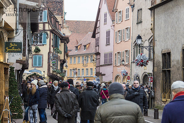 Touristen in der Fußgängerzone der Altstadt zur Weihnachtszeit  Colmar  Departement Haut-Rhin  Elsass  Frankreich  Europa