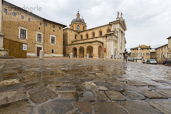 Blick auf die Arkaden neben dem alten Dom und dem Palazzo Ducale  Urbino  Provinz Pesaro  Marken  Italien  Europa