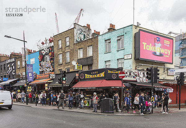 Menschen strömen in die Einkaufsstraßen von Camden Market  Nordwest-London  London  England  Vereinigtes Königreich  Europa