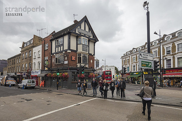Menschen strömen in die Einkaufsstraßen von Camden Market  Nordwest-London  London  England  Vereinigtes Königreich  Europa
